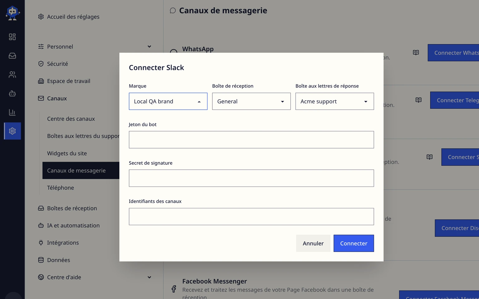 Connecter un canal d'assistance Slack: Connecter Slack et ajouter la Request URL, 3. Saisissez le jeton du bot, le secret de signature et les ID des canaux sélectionnés, puis choisissez Connecter.
